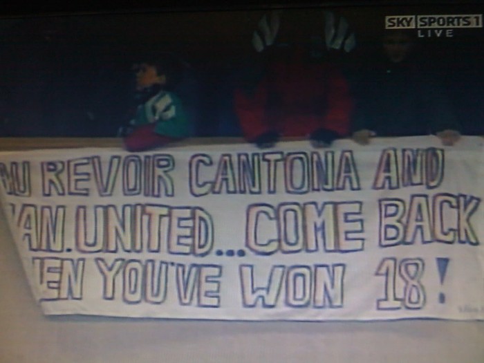 Các cổ động viên Liverpool chế nhạo Man United và Cantona.